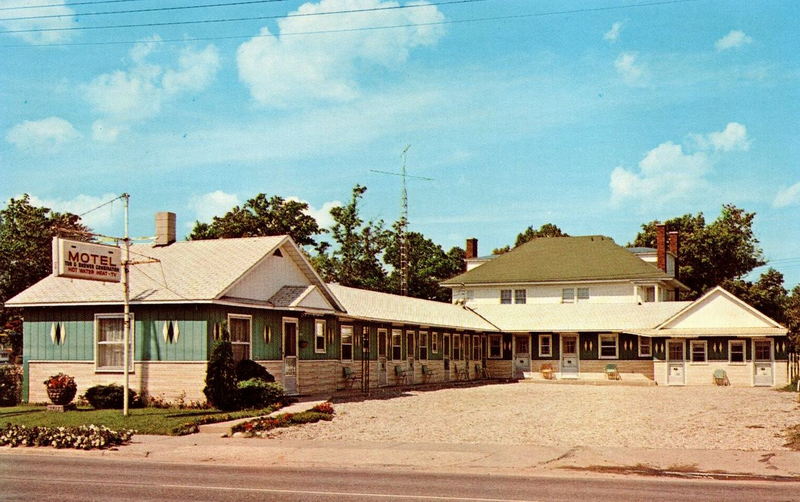 Cedar Motel (Bennett Motel, Clarks Motel) - Vintage Postcard (newer photo)